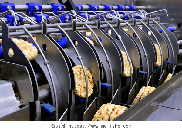 银色的食物传送带用于生产实用全麦挤出机脆饼的输送机自动胶带